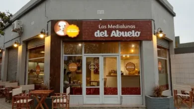 Imagen de una medialuna sobre un fondo de madera, con un título que dice "Las Medialunas del Abuelo"