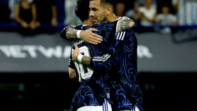 Leandro Paredes y Lionel Messi en un partido de la Selección Argentina