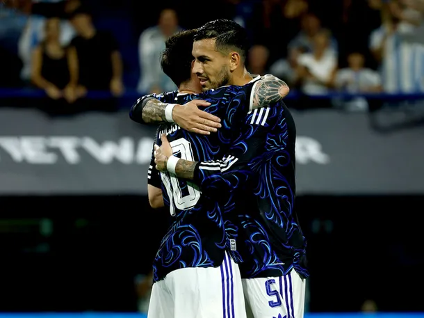 Leandro Paredes y Lionel Messi en un partido de la Selección Argentina