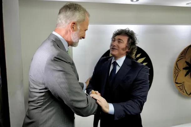 Javier Milei y el Rey Felipe VI de España en la investidura de Abelardo de la Espriella