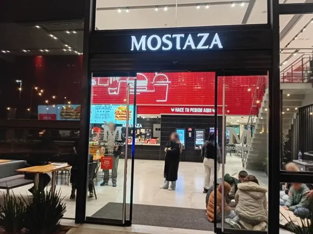 Imagen de un local de comidas rápidas en La Plata