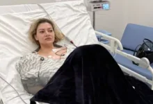 Nadia Beller con expresión seria, foto tomada después del atentado