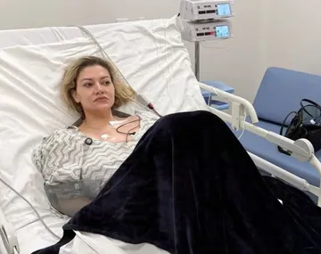 Nadia Beller con expresión seria, foto tomada después del atentado