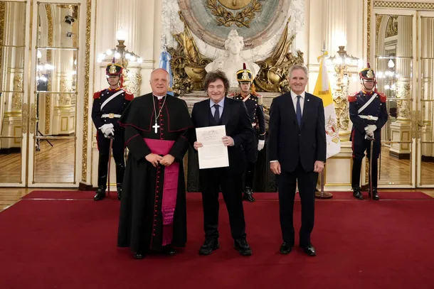 Javier Milei recibe al Nuncio Apostólico en Casa Rosada