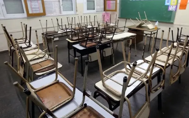 Imagen de un paro docente con maestros y estudiantes protestando