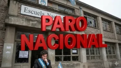 Imagen de una protesta docente con carteles y banderas