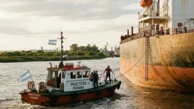 Prácticos navales en acción, asistiendo a un buque en una vía navegable