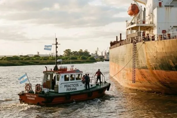 Prácticos navales en acción, asistiendo a un buque en una vía navegable