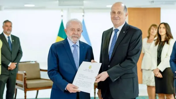 El embajador argentino en Brasil, Daniel Raimondi, y el presidente brasileño, Lula da Silva, en una reunión anterior.