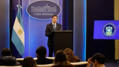 Adrián Ravier en una conferencia de prensa
