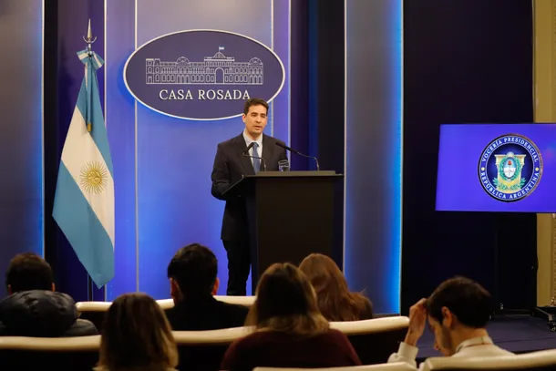 Adrián Ravier en una conferencia de prensa