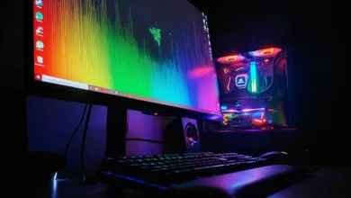 Imagen de un monitor conectado a un PC con Windows, representando la instalación automática de aplicaciones