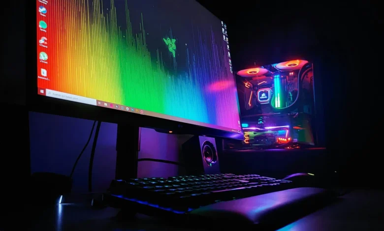 Imagen de un monitor conectado a un PC con Windows, representando la instalación automática de aplicaciones