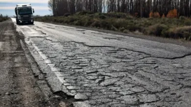 Imagen de una ruta nacional deteriorada en Argentina