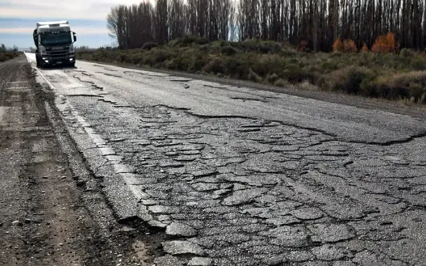 Imagen de una ruta nacional deteriorada en Argentina