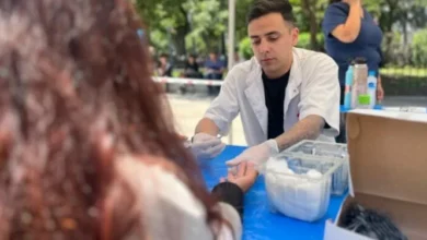 Personal de salud realizando testeos rápidos en un centro comunitario