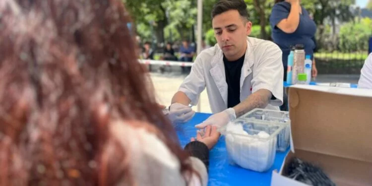 Personal de salud realizando testeos rápidos en un centro comunitario