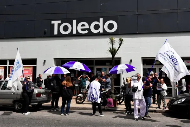 Imagen de una sucursal de supermercados vacía
