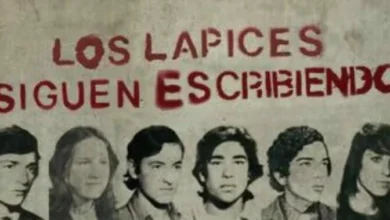 Manifestantes en la marcha por la Noche de los Lápices en Córdoba, con pancartas y banderas