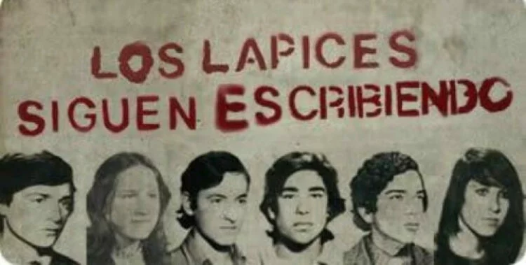 Manifestantes en la marcha por la Noche de los Lápices en Córdoba, con pancartas y banderas
