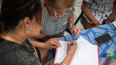 Aula municipal de Córdoba con adultos estudiando