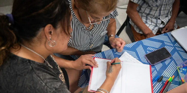 Aula municipal de Córdoba con adultos estudiando
