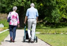 Persona caminando en un parque cordobés