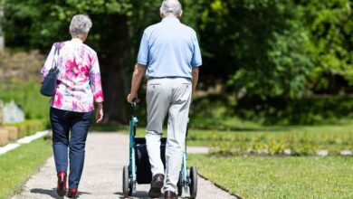 Persona caminando en un parque cordobés