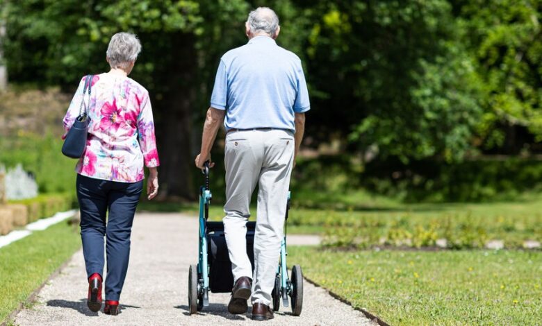 Persona caminando al aire libre, ilustrando la relación entre ejercicio y prevención del alzhéimer