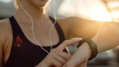 Reloj inteligente mostrando la cuenta de calorías quemadas durante un entrenamiento