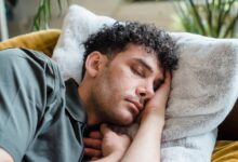 Persona descansando en una silla durante la siesta al mediodía