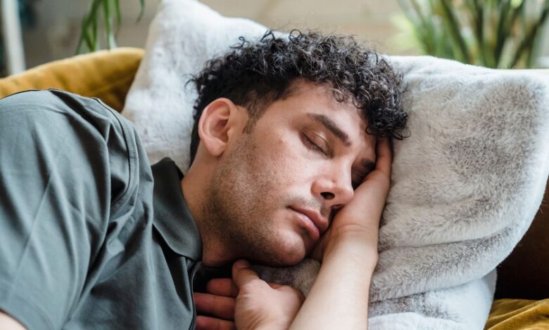 Persona descansando en una silla durante la siesta al mediodía