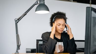 Persona cansada frente a una computadora, símbolo del burnout