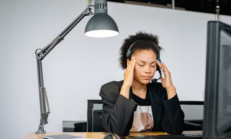 Persona cansada frente a una computadora, símbolo del burnout