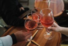 Copa de vino tinto sobre mesa, símbolo de la socialización