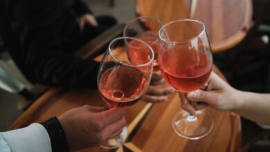 Copa de vino tinto sobre mesa en ambiente social
