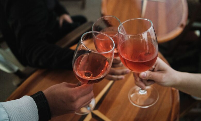 Copa de vino tinto sobre mesa en ambiente social