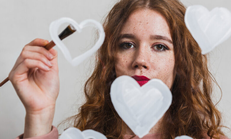 Ilustración de una persona atrapada entre el corazón y la obsesión