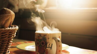 Taza de café humeante sobre mesa