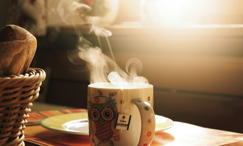 Taza de café humeante sobre una mesa, ilustrando la peligrosidad de las bebidas muy calientes
