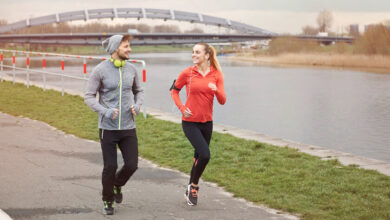 Persona corriendo a paso lento en un parque, práctica de slow jogging