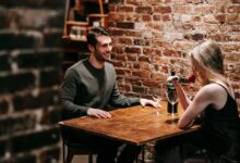 Hombre sin ducharse como parte de la moda ‘pheromone maxxing’