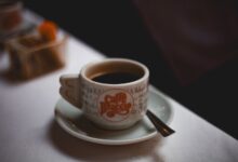 Taza de café humeante sobre mesa