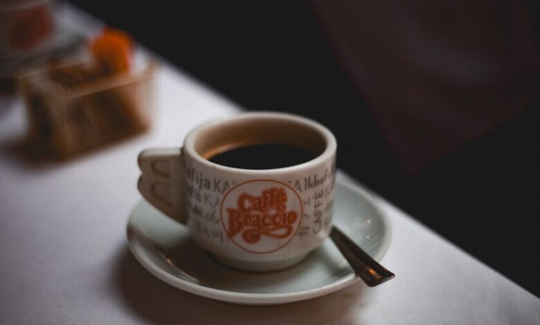 Taza de café humeante sobre mesa