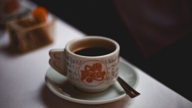 Taza de café humeante sobre mesa