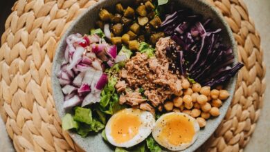 Plato típico de la dieta cetogénica con carne, huevo y aguacate