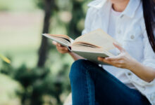 Persona leyendo en un sofá, ilustrando el placer de la lectura