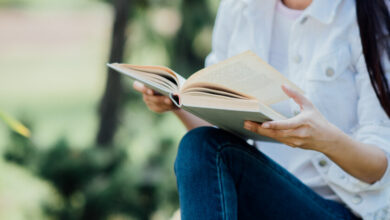 Persona leyendo en un sofá, ilustrando el placer de la lectura