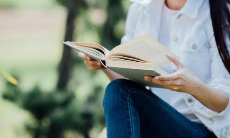 Persona leyendo en un sofá, ilustrando el placer de la lectura