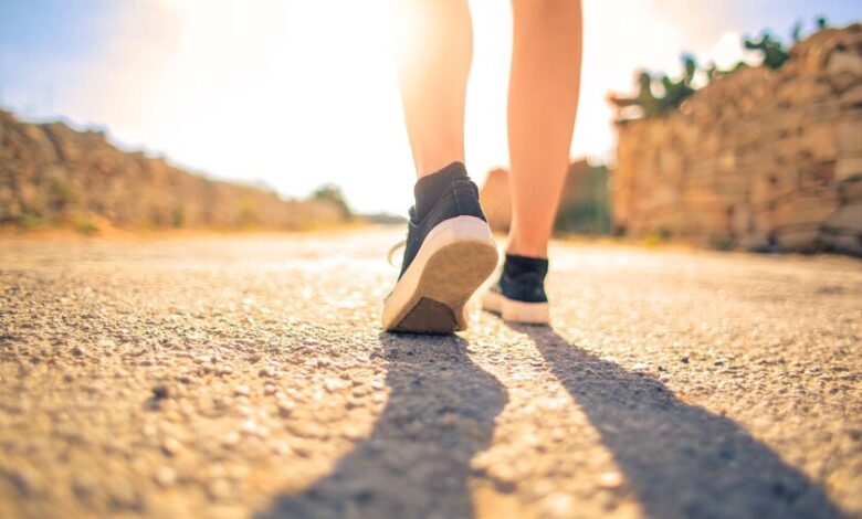 Persona corriendo suavemente en una cinta de gimnasio